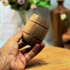 کاپ قهوه چوبی طرح بشکه از چوب گردو در دست برای تفهیم سایز محصول